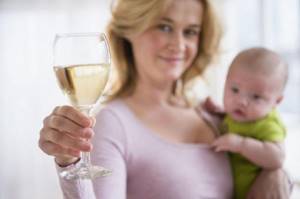 Можно ли алкоголь при грудном вскармливании, через сколько можно кормить, последствия для ребенка, мнение Комаровского