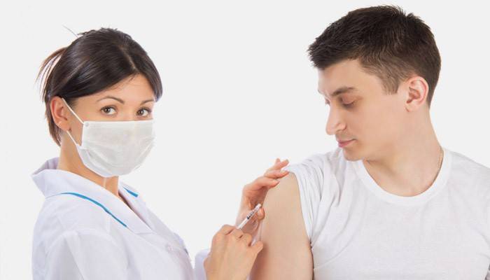Мужчине делают вакцинацию АДСМ