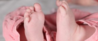 Новорожденный подгибает ножки