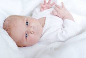 Новорожденный поворачивает голову на звук