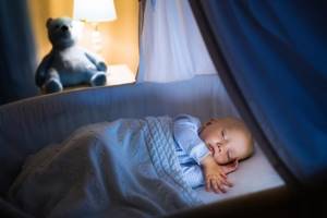 новорожденный спит в колыбели