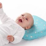 Нужна ли ребенку подушка до года, в год и в два? Какую подушку и когда купить ребенку?