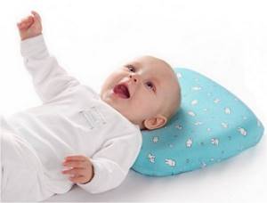 Нужна ли ребенку подушка до года, в год и в два? Какую подушку и когда купить ребенку?