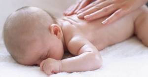 Одной из причин срыгивание у новорожденных после кормления может быть перекармливание.