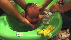 Перед тем как мыть новорожденного ребенка в ванночке, можете попросить о помощи близких, ведь вместе точно все получится.