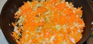 Перед тем как приготовить макароны с овощами обжарьте лук и морковь.