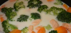 Перед тем как сварить молочный суп подготовьте овощи.