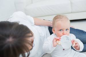 Питьевой режим ребенка 6 месяцев: давать ли малышу воду - изображение №1