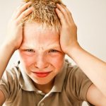 Почему маленький ребёнок часто ударяется головой: причины