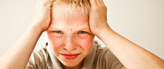 Почему маленький ребёнок часто ударяется головой: причины