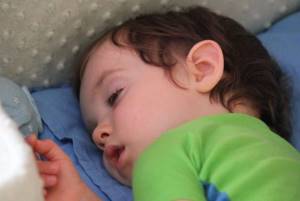 Почему малыш спит с полуоткрытыми глазами