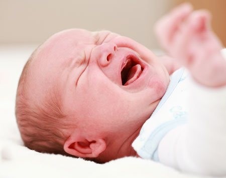 Почему новорожденный часто плачет