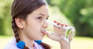 почему ребенок пьет много воды