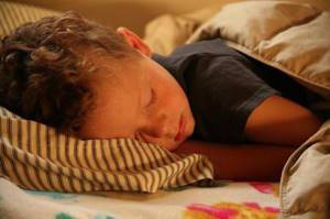 почему ребенок плохо засыпает на ночь