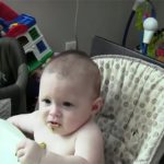Полугодовалый ребенок ест прикорм