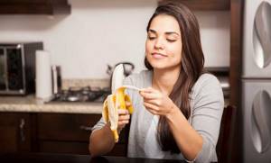 Поскольку банан довольно калорийный, женщинам с избыточным весом не стоит налегать на него.
