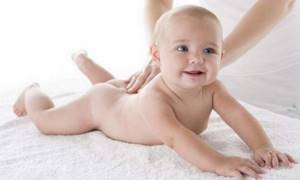 Посмотрите пошаговую инструкцию о том, как делать массаж новорожденному ребенку.