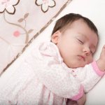 поза сна новорожденного ребенка