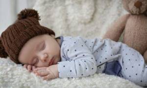 Правильные и неправильные позы сна для новорожденного