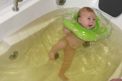 при какой температуре купать ребенка, купание грудного ребенка