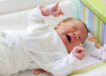 причины, почему новорожденный кряхтит и тужится во сне