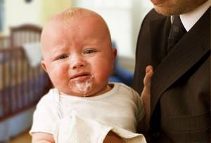 Причины рвоты у новорожденного ребенка после кормления: смесью, грудным молоков