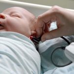 Проверка слуха у новорожденных в роддоме аппаратом и результаты исследования