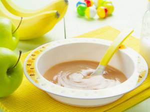 Пюре из бананов, яблок и молока для прикорма малыша в 7 месяцев