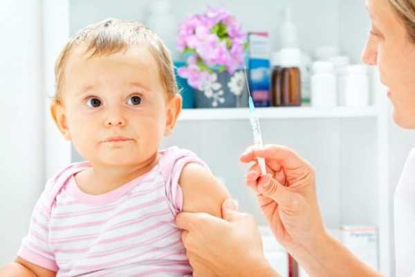 ребенку делает прививку бцж