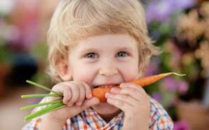 ребеное ест морковь
