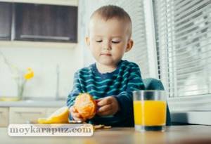 Ребенок чистит мандарин