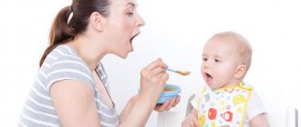 ребенок ест фруктовое пюре