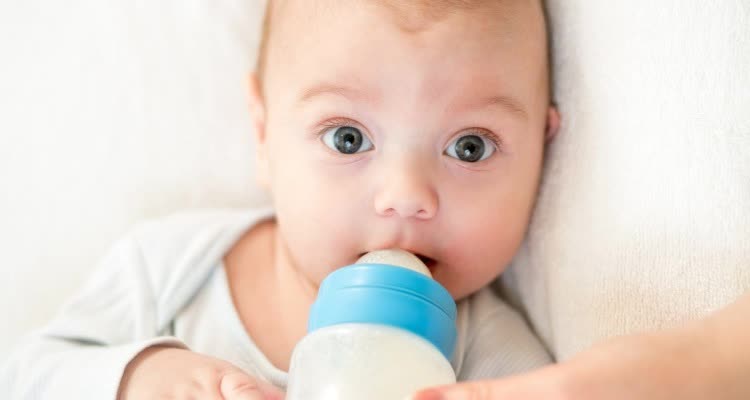 Ребенок ест из бутылочки