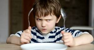 Ребенок капризничает при еде