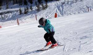 ребенок на горных лыжах