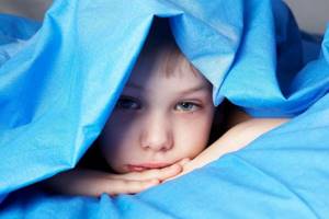 Ребенок не спит под одеялом