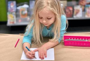 ребенок пишет цифры и буквы