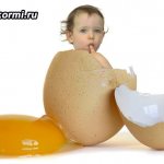 Ребенок сидит в яичной скурлупе