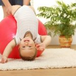 Ребёнок занимается на мяче