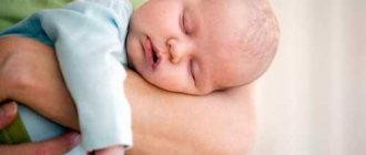 Ребенок заснул на руках у мамы