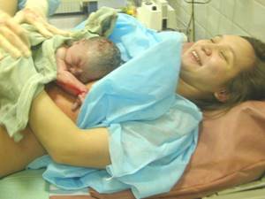 счастливая мама с ребенком после родов