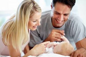 Счастливые родители и новорожденный