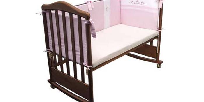 Съемные бортики из розовой ткани для детской кроватки производитель Мишкин сон коллекция Прованс