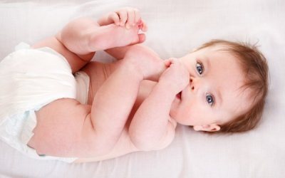 Стул младенца: что является нормой? Почему бывает жидкий стул, редкий стул, опасны ли комочки слизи и творожистые крупинки в кале новорожденного. Консультация педиатра.