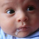 Стул у грудничка: зеленый, пенистый, жидкий, желтый, нормальный, твердый, редкий, частый, Когда беспокоиться и что делать