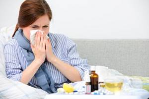 У женщины насморк и кашель из-за простуды