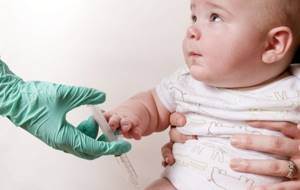 Укол вакцины ребенку