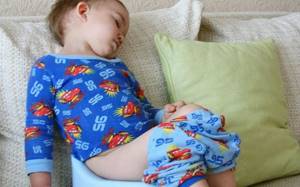 Узнайте, как отучить ребенка спать в памперсе ночью.