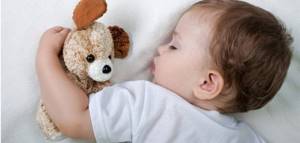 Узнайте, сколько ребенок должен спать в 11 месяцев.