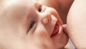 В идеале сцеживать молоко и не надо, грудь достаточно стимулируется малышом при кормлениях.